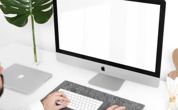 企业公司多角度高端的iMac苹果电脑办公场景智能样机