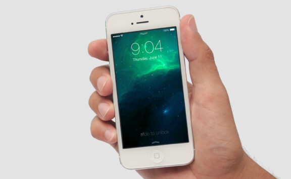 手上拿iPhone 5S手机样机