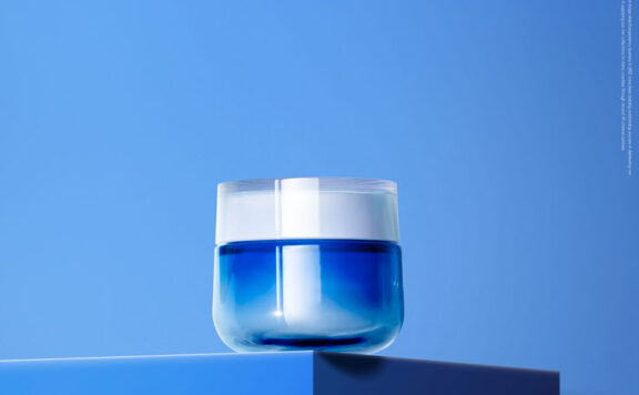 蓝色乳霜护肤品海报设计模板 (psd)